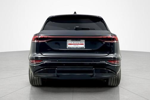 Mythos Black Metallic 2025 Audi SQ6 e-tron Premium quattro