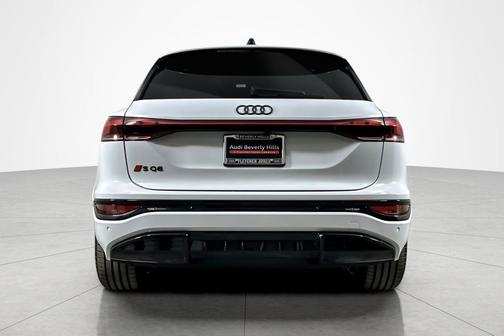 Glacier White Metallic 2025 Audi SQ6 e-tron Premium Plus quattro