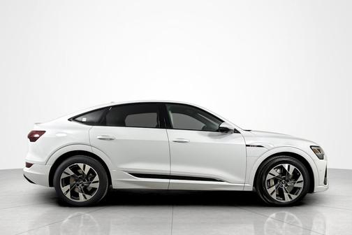 Glacier White Metallic 2023 Audi e-tron Sportback S line Premium