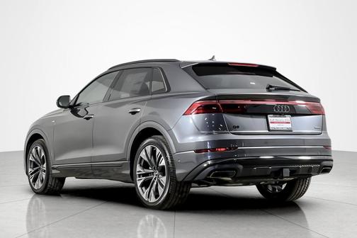 Daytona Gray Pearl Effect 2026 Audi Q8 55 Premium Plus