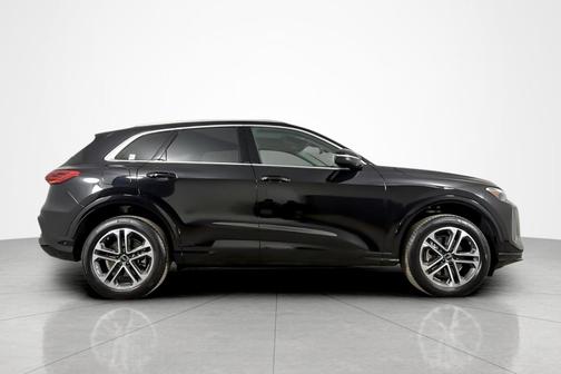 Mythos Black Metallic 2025 Audi Q5 Premium TFSI quattro S tronic