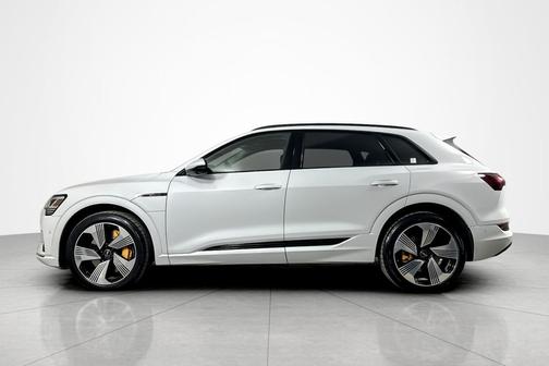 2022 Audi e-tron Premium Plus