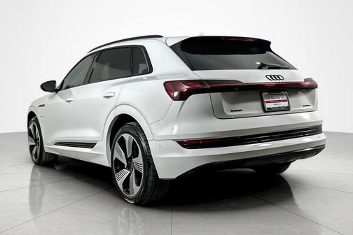 2022 Audi e-tron Premium Plus