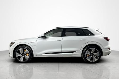 2022 Audi e-tron Premium Plus