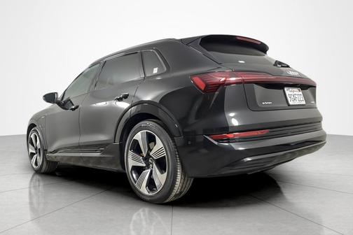 Mythos Black Metallic 2023 Audi e-tron Premium Plus quattro