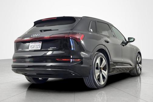 Mythos Black Metallic 2023 Audi e-tron Premium Plus quattro