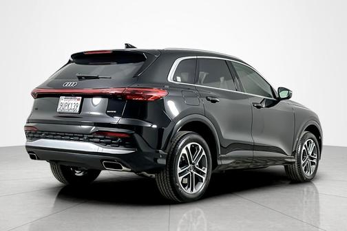 Mythos Black Metallic 2025 Audi Q5 Premium TFSI quattro S tronic