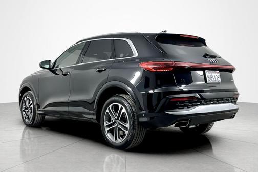 Mythos Black Metallic 2025 Audi Q5 Premium TFSI quattro S tronic