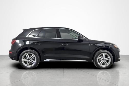 Mythos Black Metallic 2023 Audi Q5 55 S line Premium
