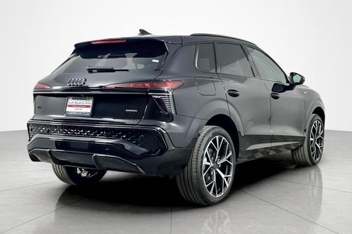 Mythos Black Metallic 2026 Audi Q3 TFSI quattro S tronic