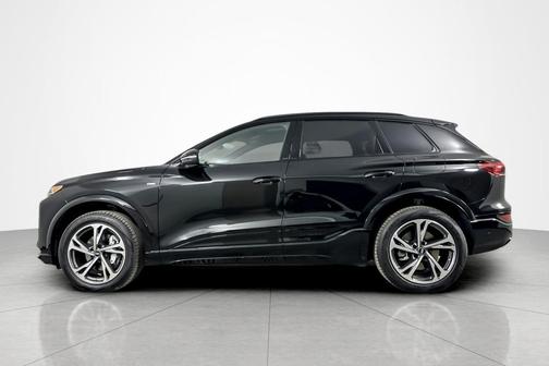 Mythos Black Metallic 2027 Audi Q6 e-tron Premium Plus