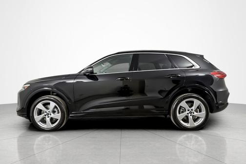 Mythos Black Metallic 2025 Audi Q5 Premium Plus TFSI quattro S tronic