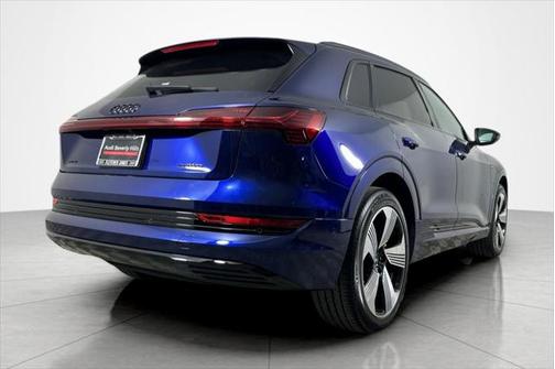 2022 Audi e-tron Premium Plus