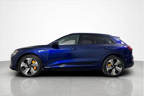 2022 Audi e-tron Premium Plus