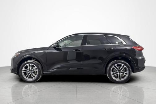 Mythos Black Metallic 2025 Audi Q5 Premium TFSI quattro S tronic
