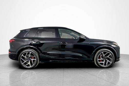 Mythos Black Metallic 2027 Audi SQ6 e-tron Premium Plus