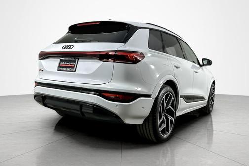 Glacier White Metallic 2025 Audi SQ6 e-tron Premium Plus quattro