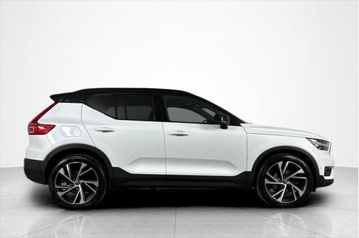 2022 Volvo XC40 T5 R-Design