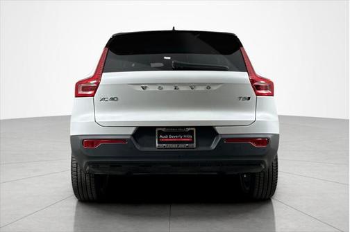 2022 Volvo XC40 T5 R-Design