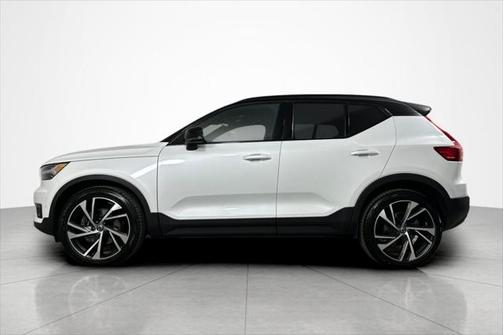 2022 Volvo XC40 T5 R-Design