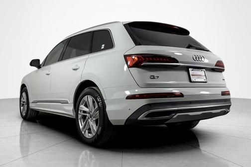 2023 Audi Q7 45 Premium Plus