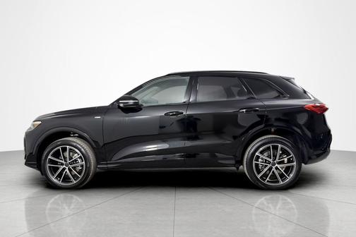 Mythos Black Metallic 2026 Audi Q5 Premium TFSI quattro S tronic