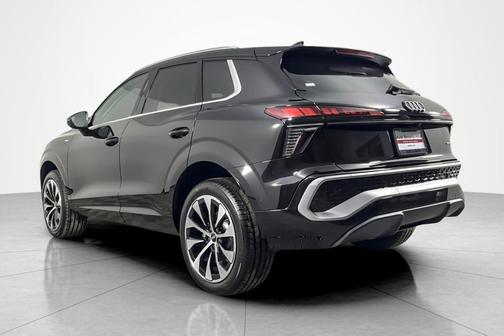 Mythos Black Metallic 2026 Audi Q3 TFSI quattro S tronic