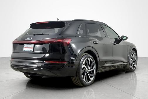 Mythos Black Metallic 2024 Audi Q8 e-tron Premium Plus