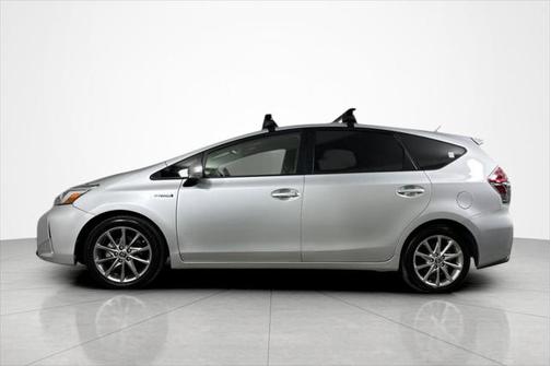 2017 Toyota Prius v Five