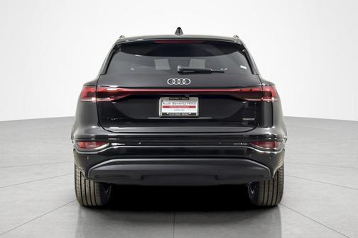 Mythos Black Metallic 2027 Audi Q6 e-tron Premium