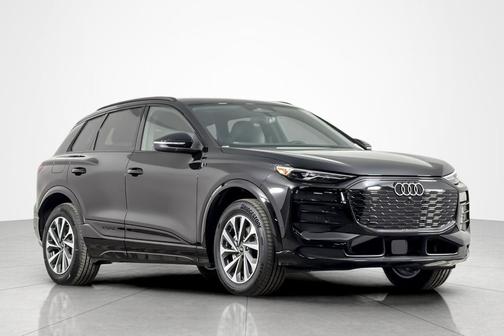 Mythos Black Metallic 2027 Audi Q6 e-tron Premium