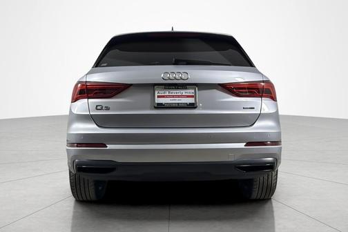 Florett Silver Metallic 2023 Audi Q3 Premium 40 TFSI quattro Tiptronic