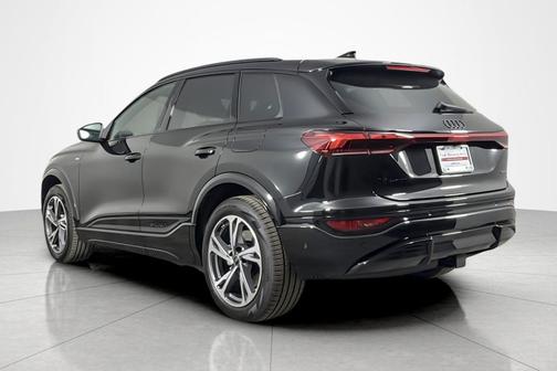 Mythos Black Metallic 2027 Audi Q6 e-tron Premium Plus quattro
