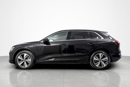 Mythos Black Metallic 2024 Audi Q8 e-tron Premium Plus