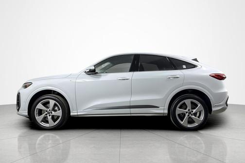 Glacier White Metallic 2025 Audi Q5 Premium Plus TFSI quattro S tronic