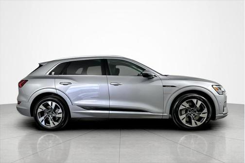 2022 Audi e-tron Premium Plus