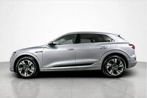 2022 Audi e-tron Premium Plus