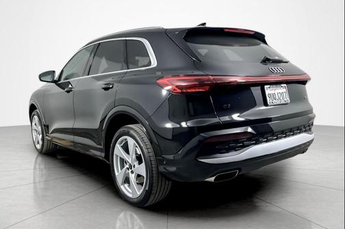 Mythos Black Metallic 2025 Audi Q5 Premium Plus TFSI quattro S tronic