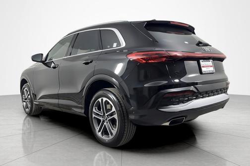 Mythos Black Metallic 2025 Audi Q5 Premium TFSI quattro S tronic