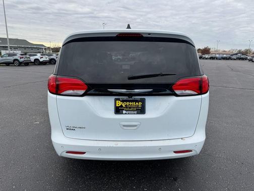 2022 Chrysler Voyager LX