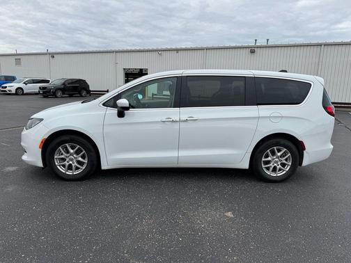 2022 Chrysler Voyager LX
