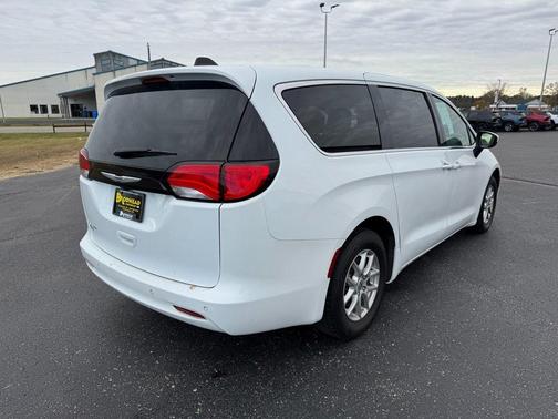 2022 Chrysler Voyager LX