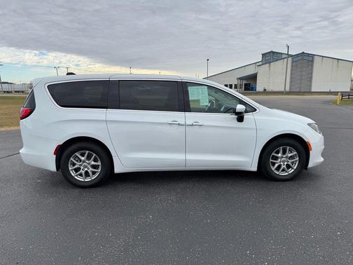 2022 Chrysler Voyager LX