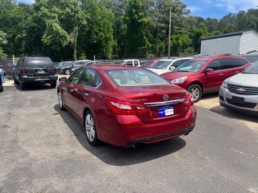 Red 2017 Nissan Altima 3.5 SR