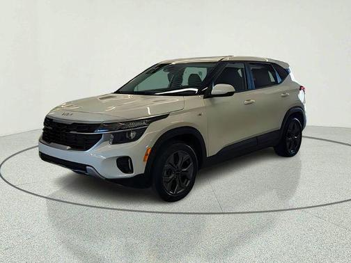 Snow White Pearl 2024 Kia Seltos LX