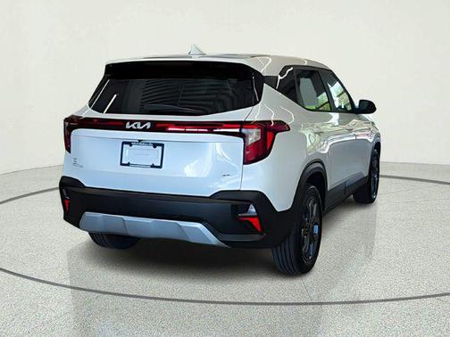Snow White Pearl 2024 Kia Seltos LX