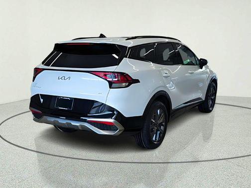 Glacial White Pearl 2023 Kia Sportage SX