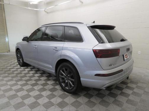 Photo 3 of 21 of 2019 Audi Q7 55 Premium Plus