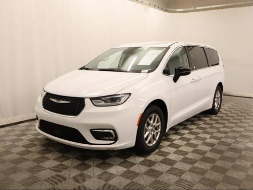 Bright White Clearcoat 2024 Chrysler Pacifica Touring-L