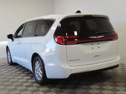 2024 Chrysler Pacifica Touring